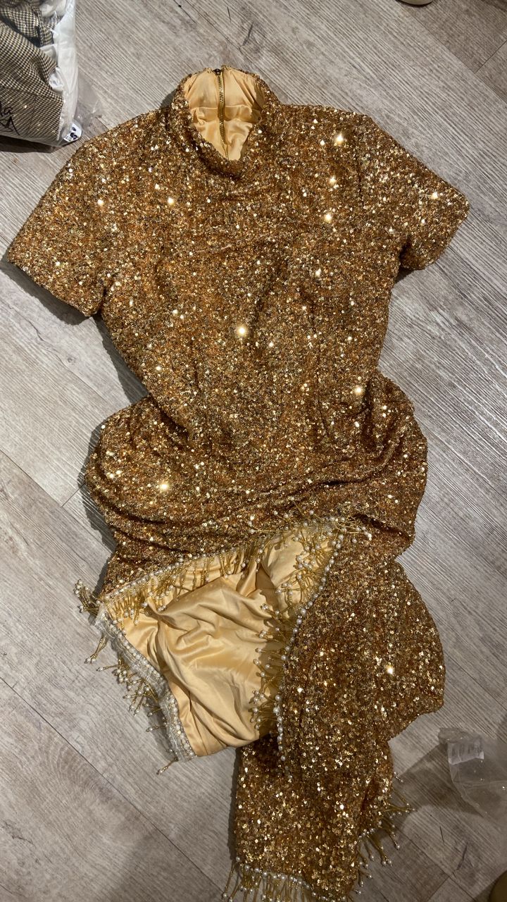 Vestido dorado con cuello de lentejuelas CB 1S 195$