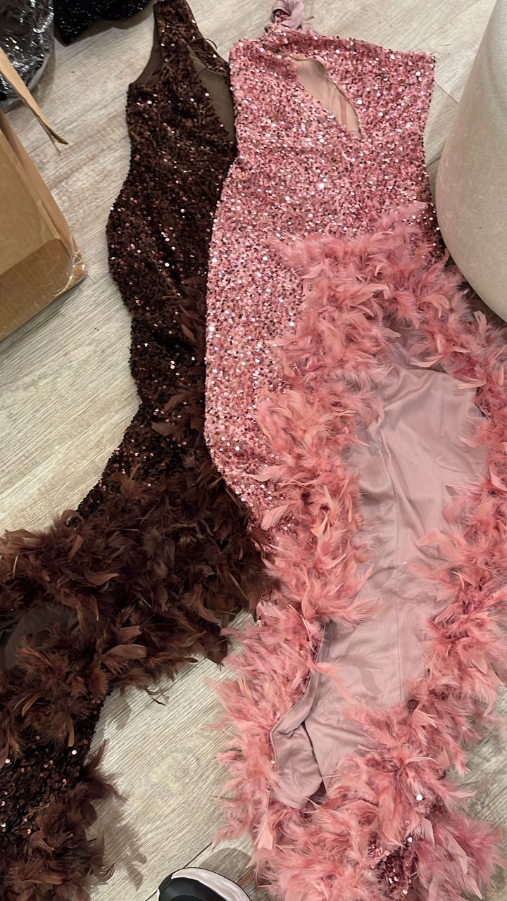 Vestido lentejuelas con plumas marrón y rodado cb