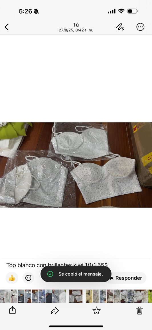 Top blanco con brillantes kiwi