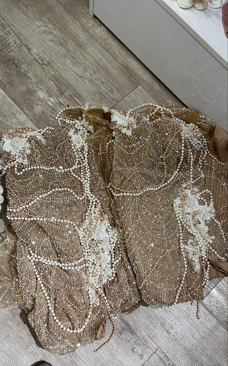 Vestido largo con abertura beige con perlas cb