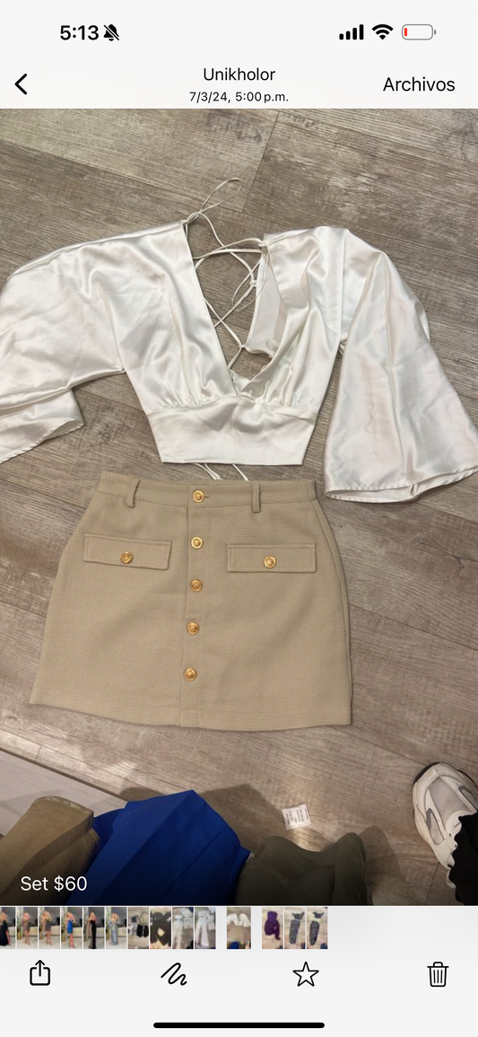 Set de top blanco y falda nude.
