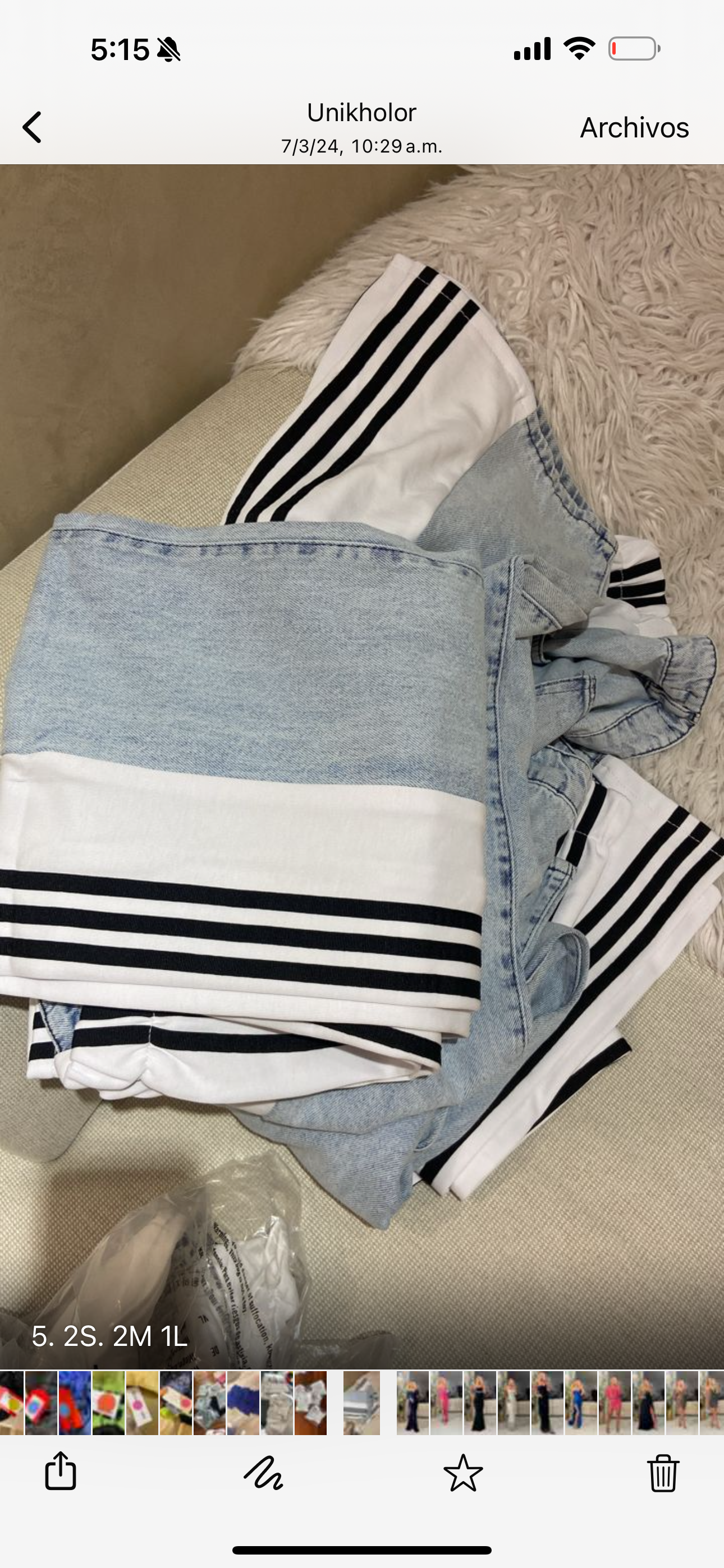 Pantalón de jeans con rayas negras