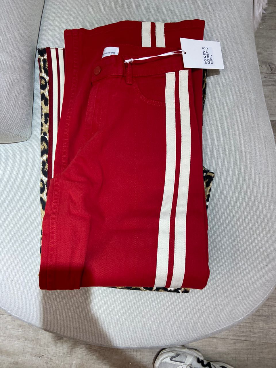 Jeans rojo con rayas blanca