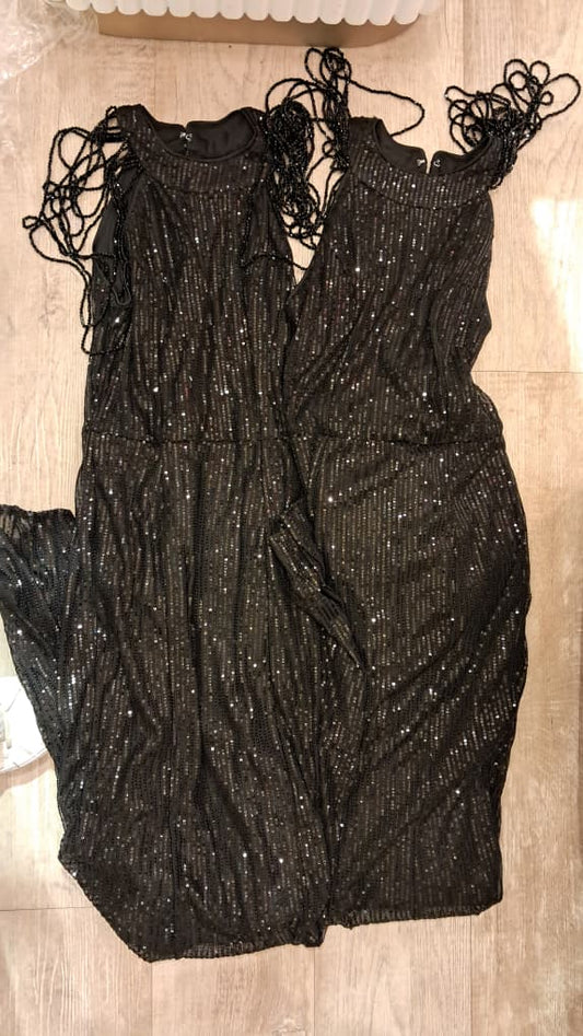 Vestido negro largo de lentejuelas con candenitas en los hombros