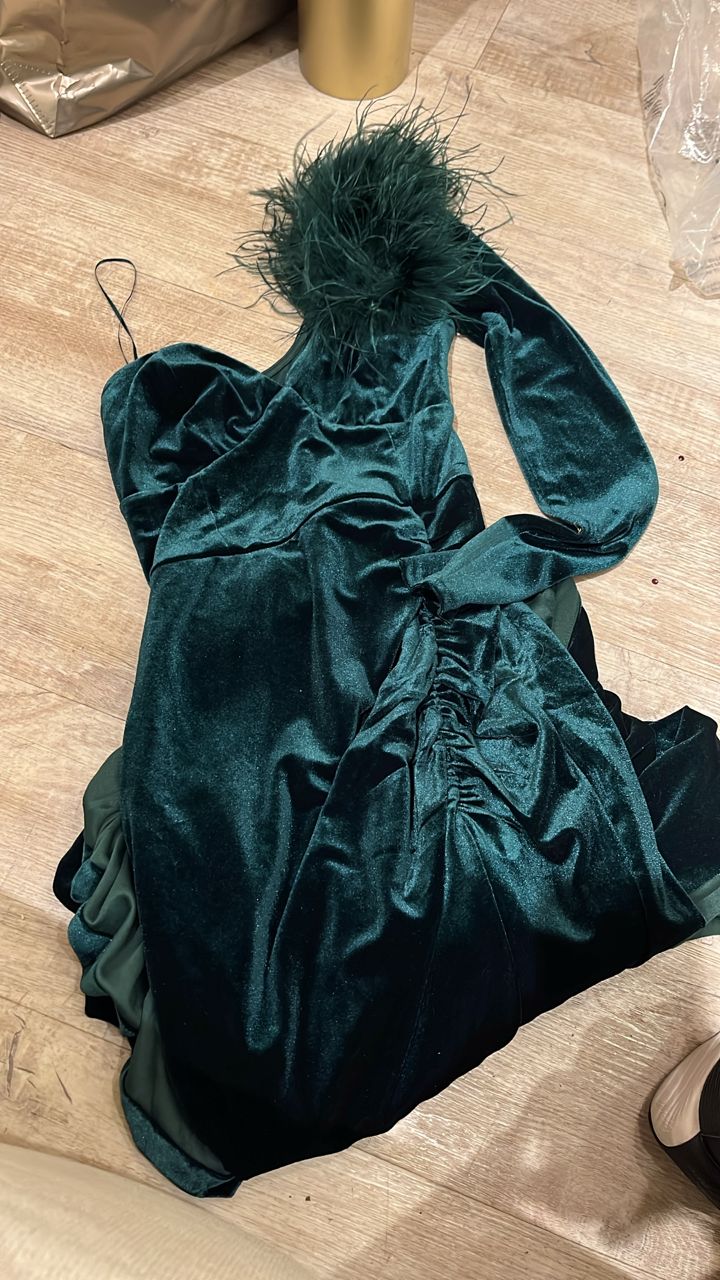 Vestido verde terciopelo de una manga S cb $135