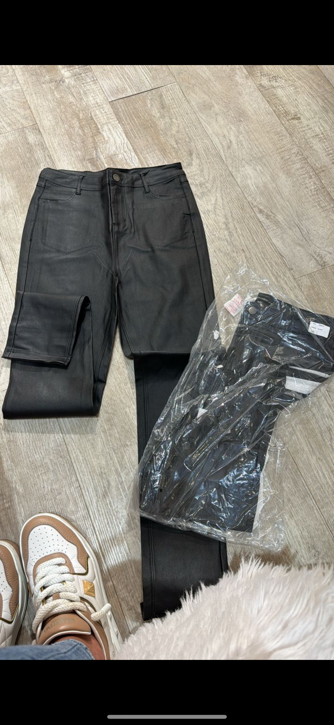 Pantalon de cuerina negro bota pegada o recta chocolate