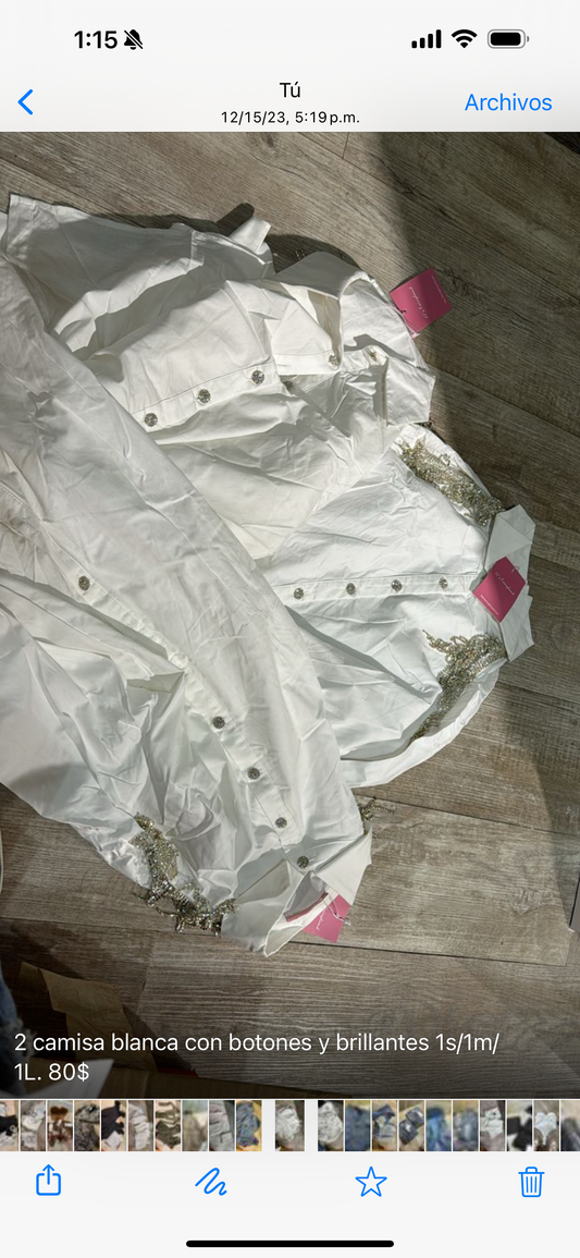 Camisa blanca con botones y brillantes