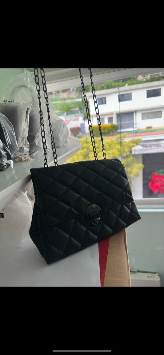 Cartera negra triángulos