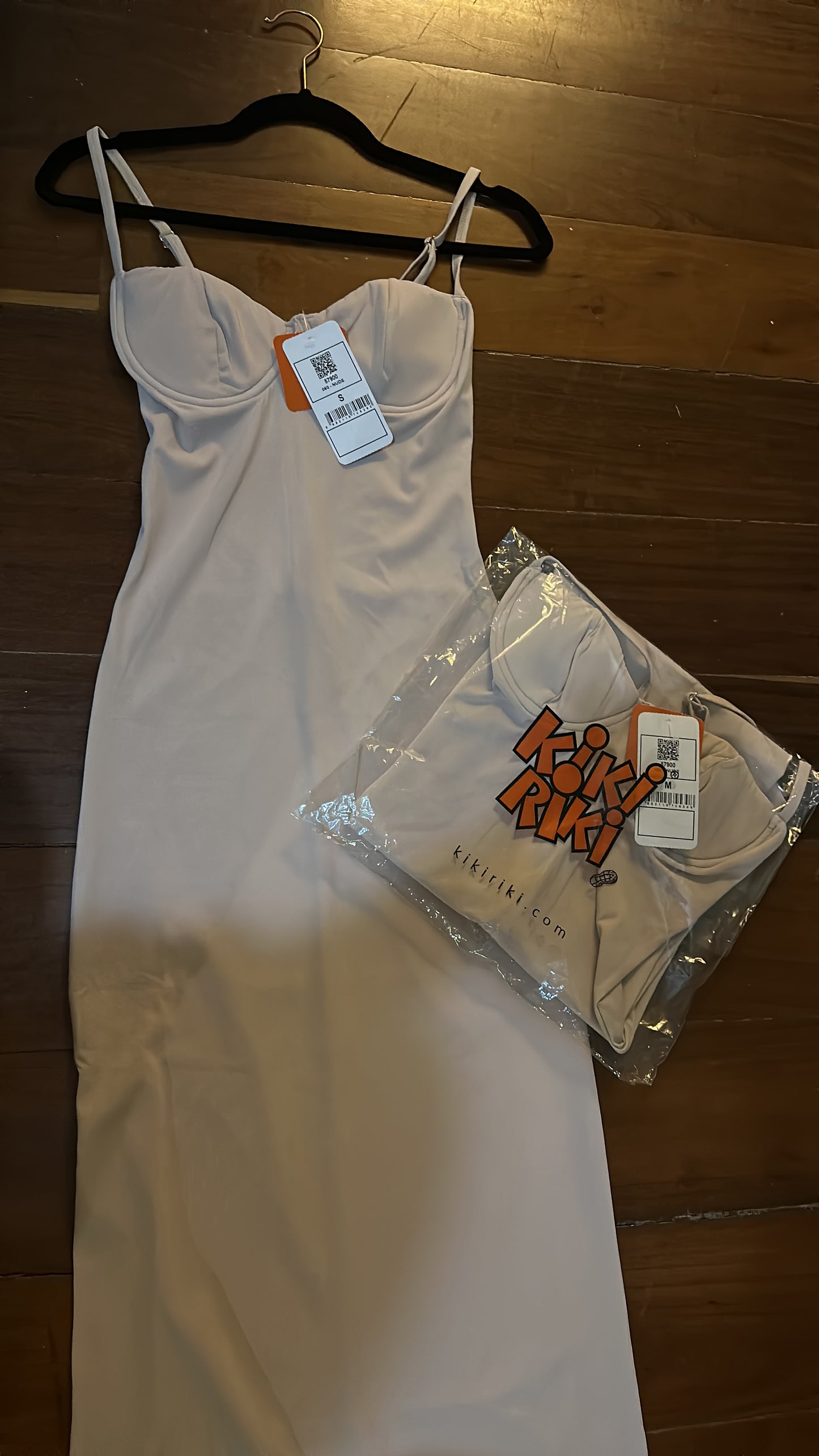 Vestido largo nude sencillo