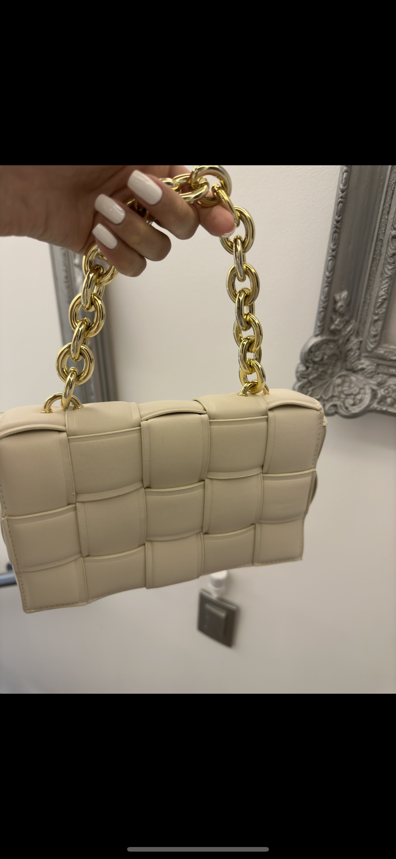 Cartera beige entrelazada con dorado