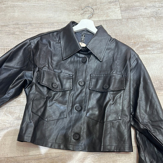 Chaqueta de cuero negra de botones