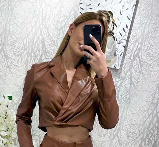 Blazer marrón cuerina corto