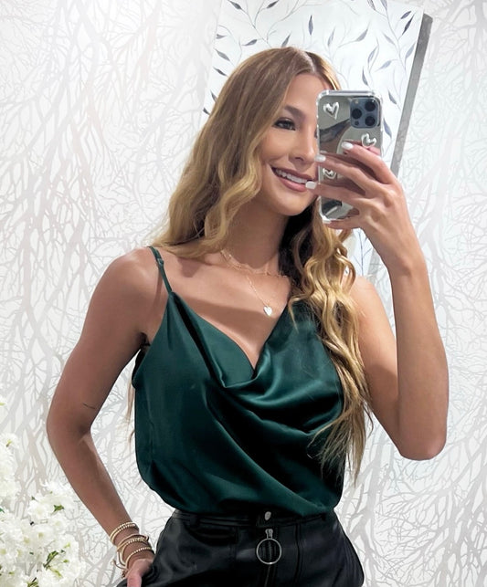 Blusa verde de un solo hombro