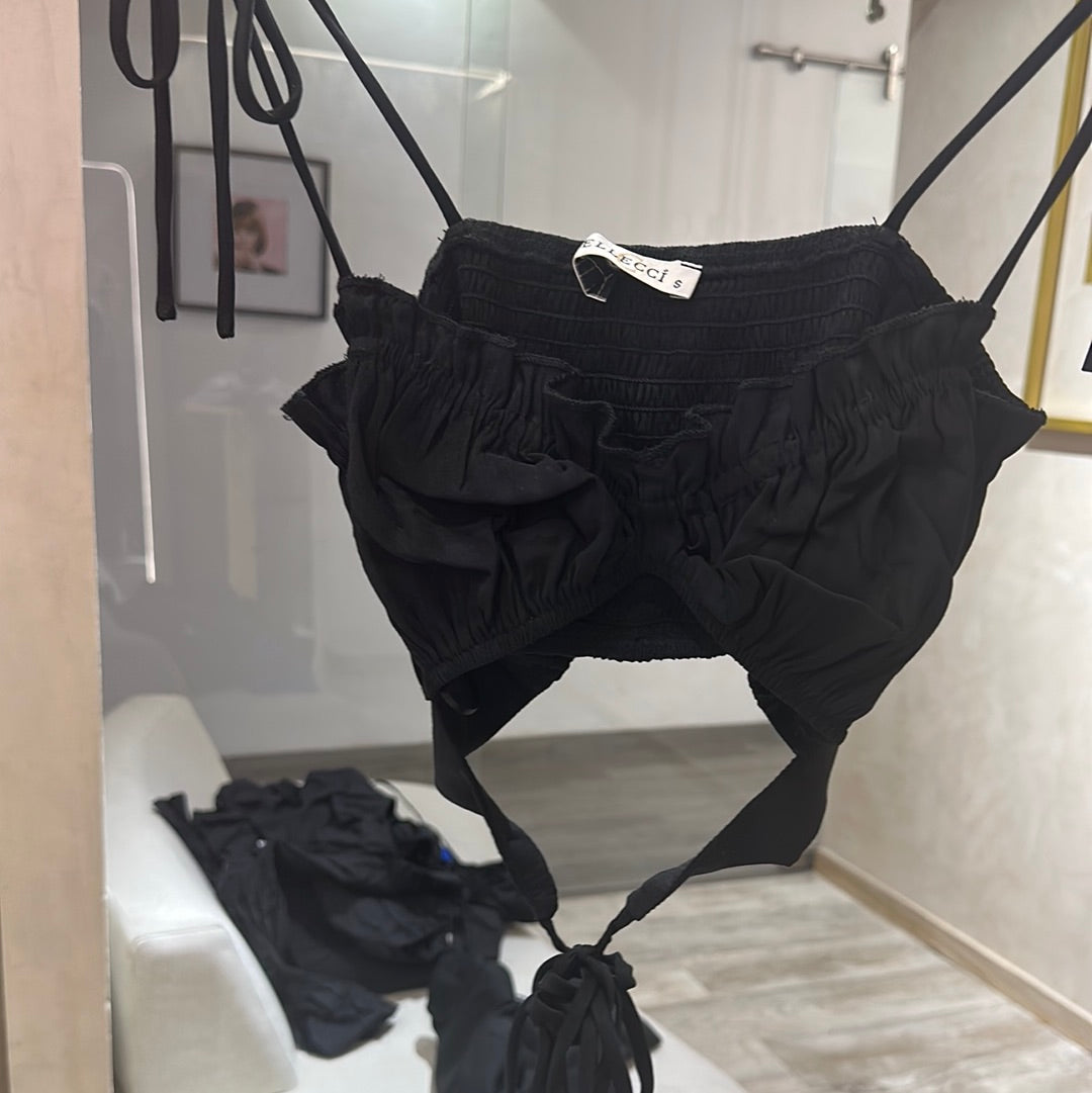 Crop top negro amarrado tiras