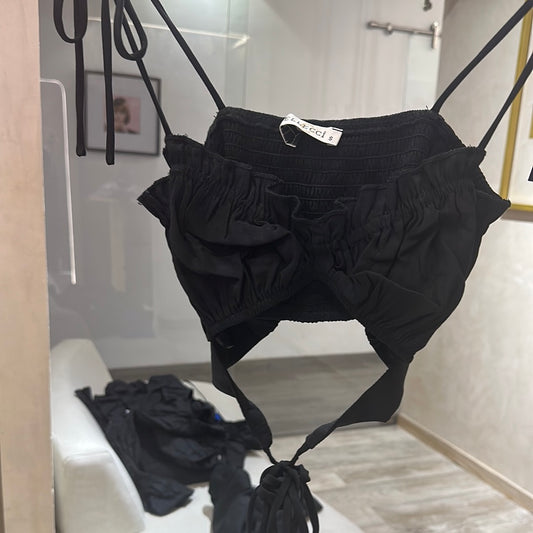 Crop top negro amarrado tiras