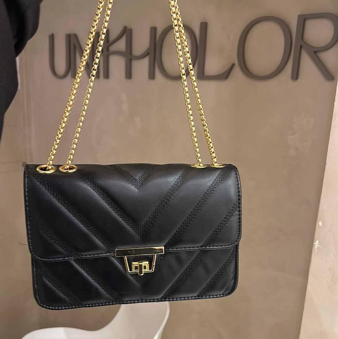 Cartera negra básica con dorado